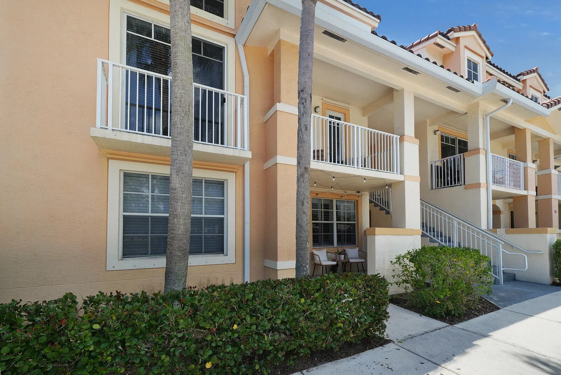Photo of Unit 21 at 1054 University Boulevard