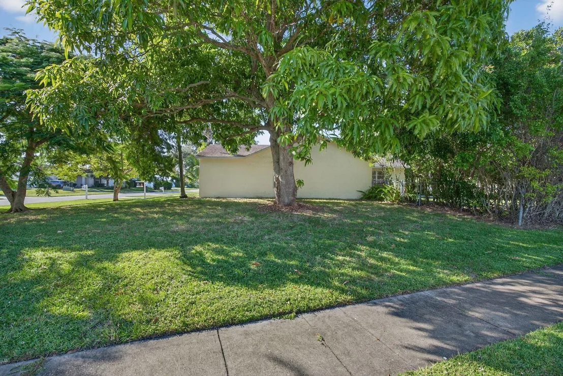 Photo of 130 Lakeside Circle