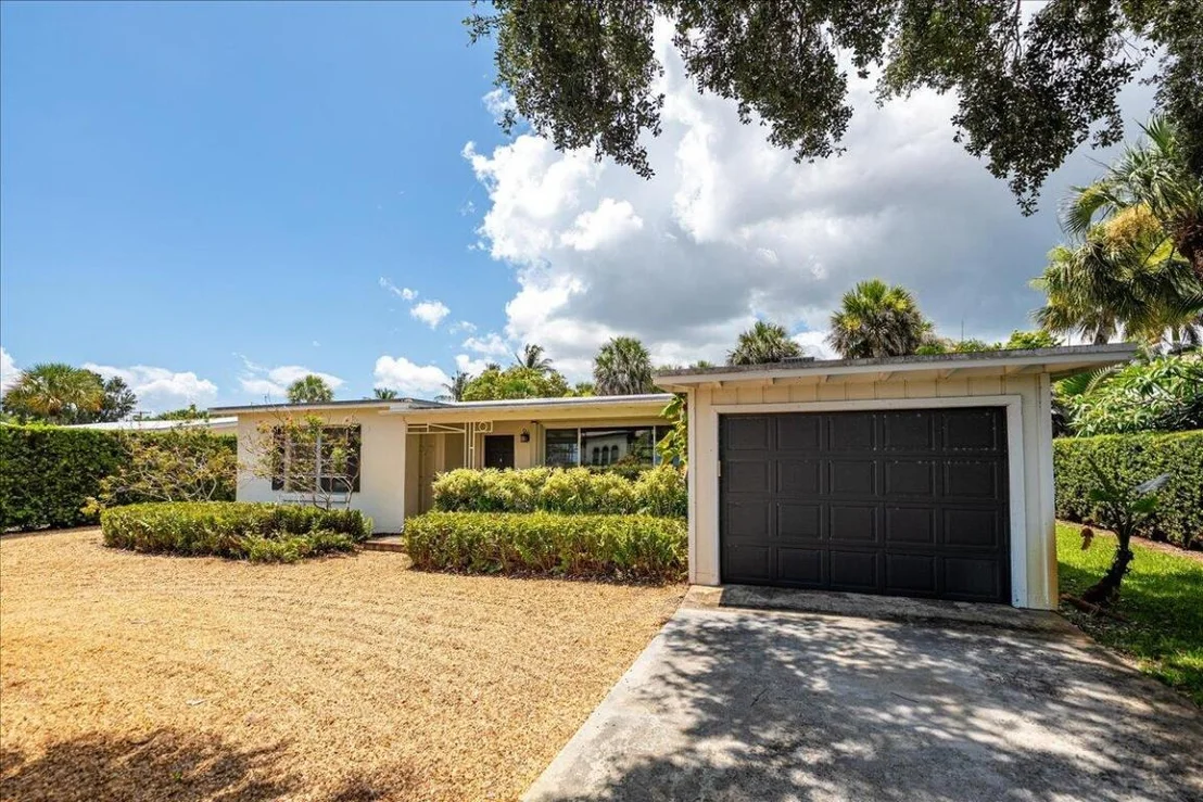 Photo of 804 SE Riverside Drive