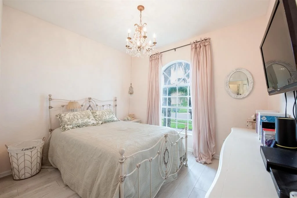Photo of 7542 Charing Cross Lane
