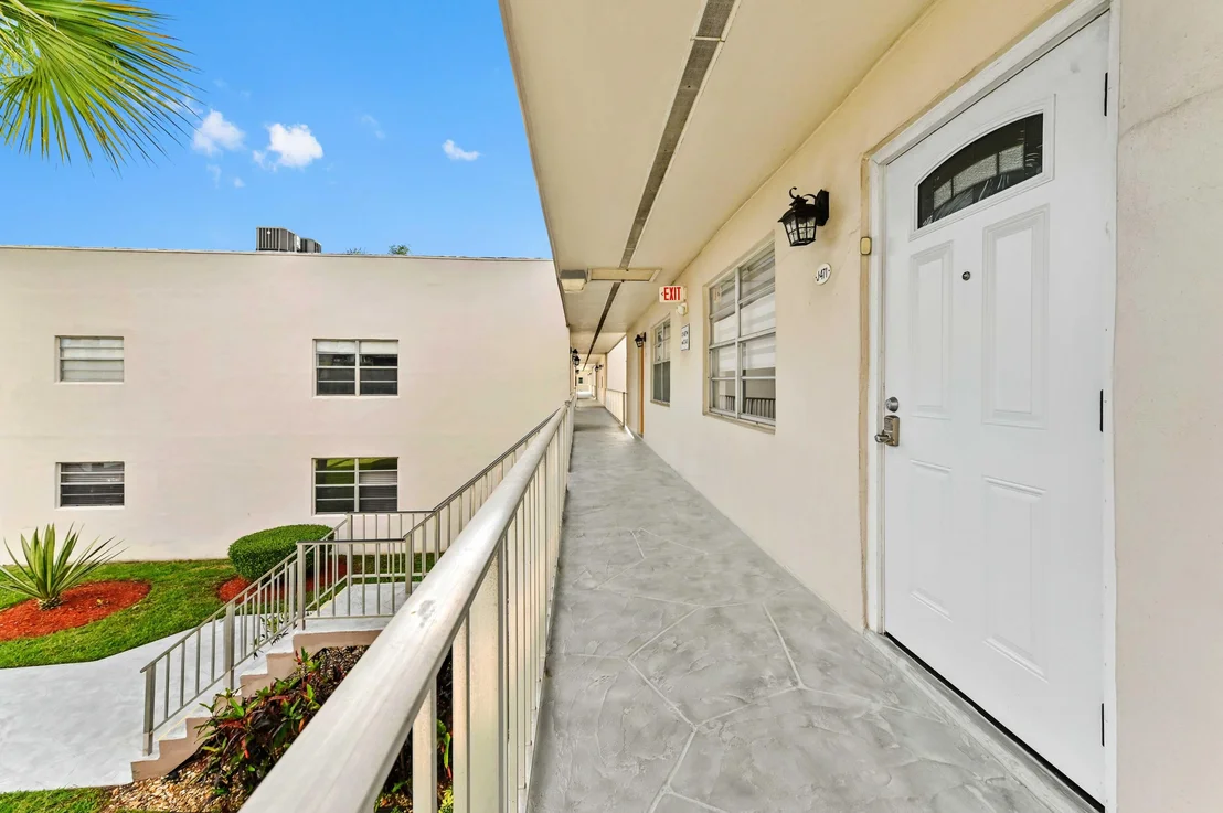 Photo of Unit J at 471 Capri