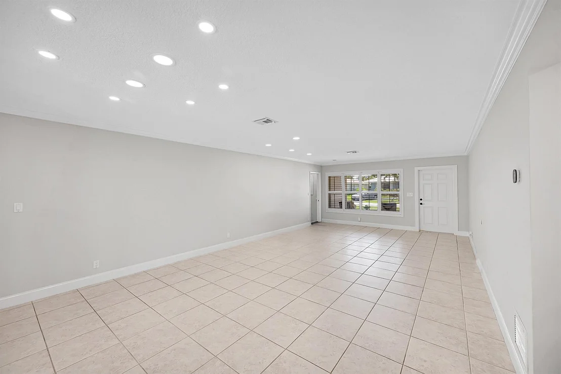 Photo of 2585 SE 6th Street