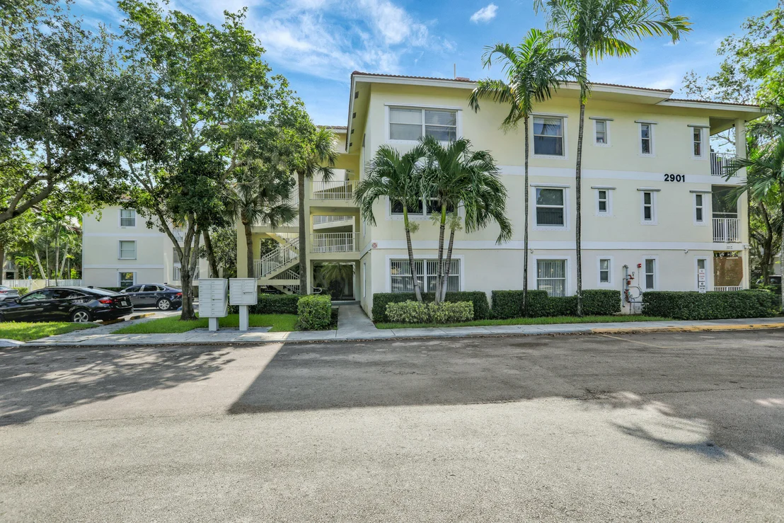Photo of Unit 301 at 2901 Riverside Drive