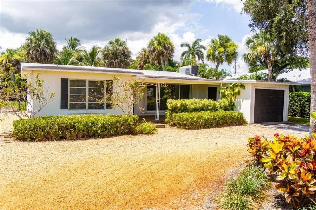 Photo of 804 SE Riverside Drive