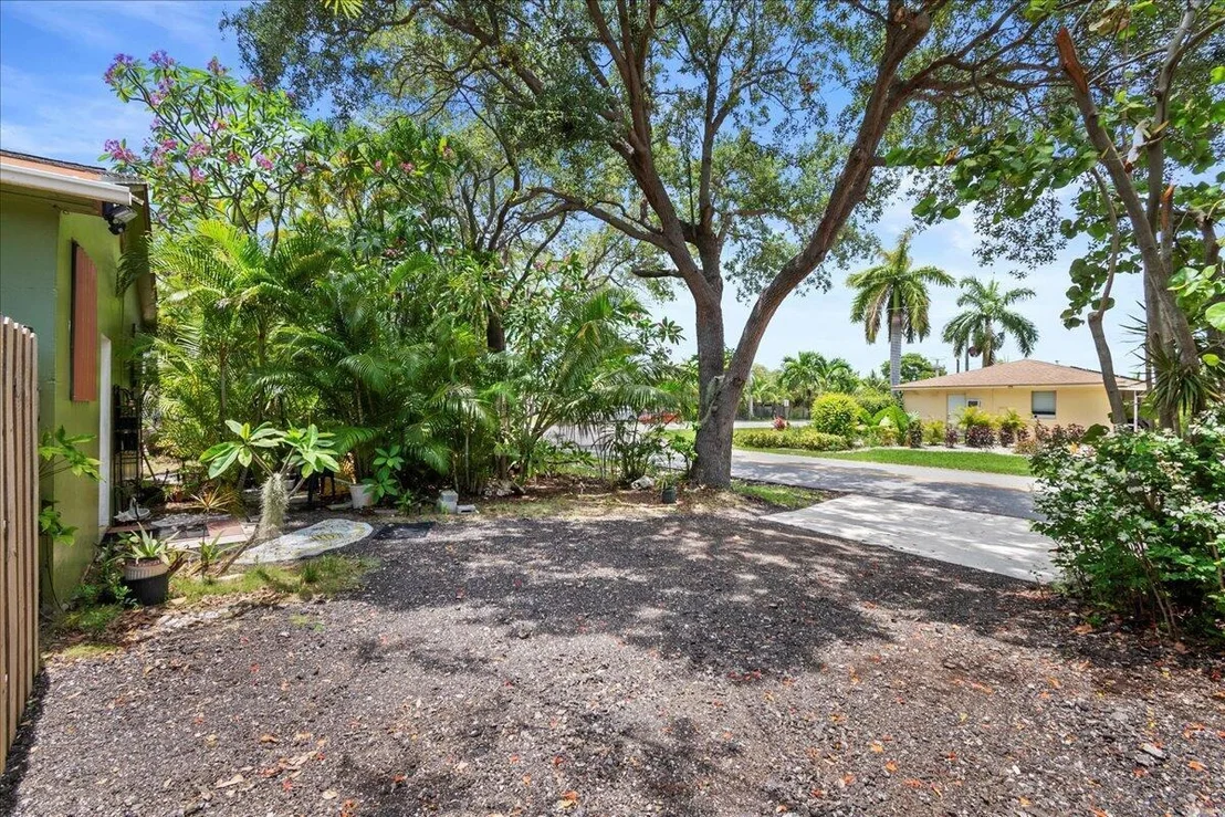 Photo of 1402 S Seacrest Boulevard