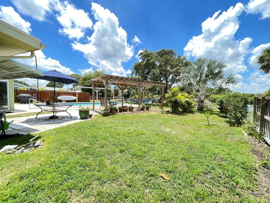 Photo of 886 Schumann Drive