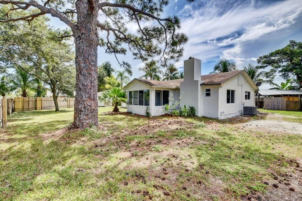 Photo of 15385 Monroe Road