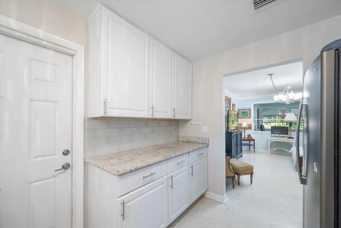 Photo of 117 E Riverside Drive