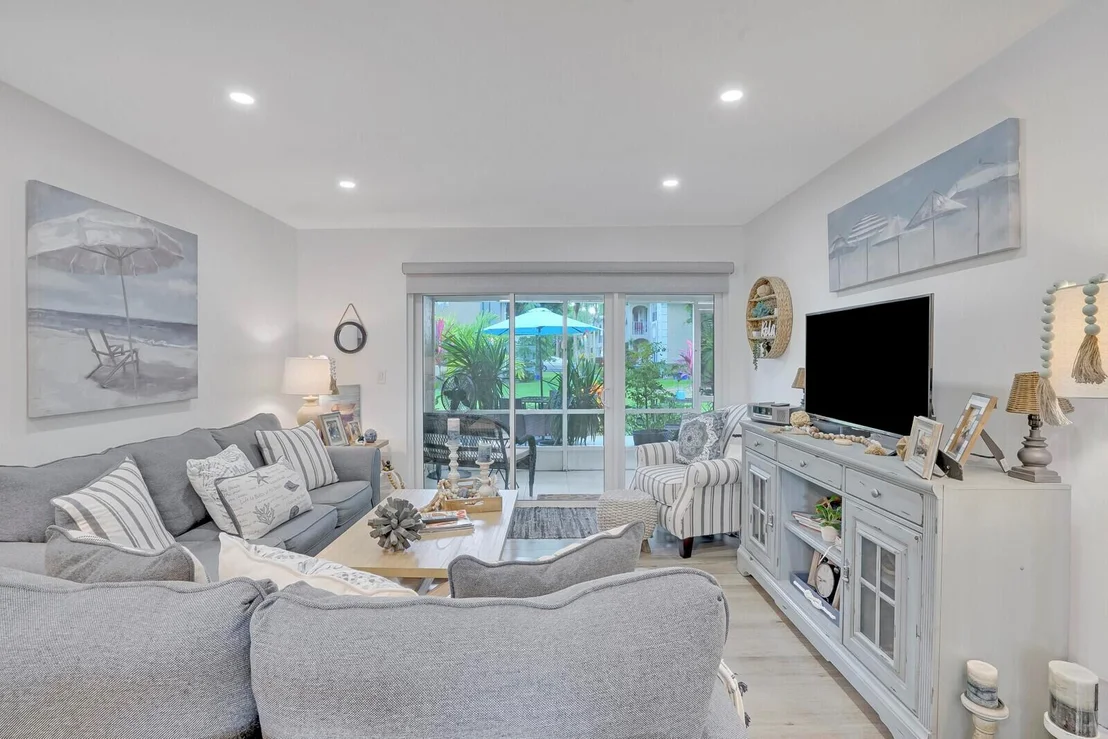Photo of Unit B at 13734 Via Flora
