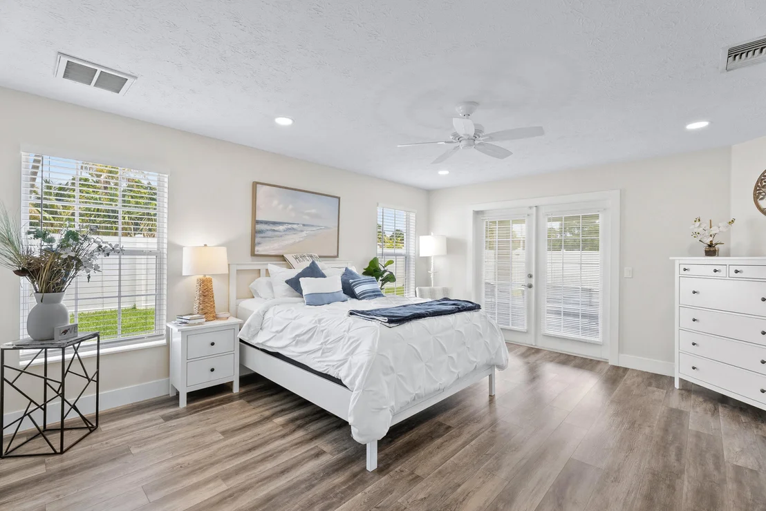 Photo of 701 SE Dolphin Drive