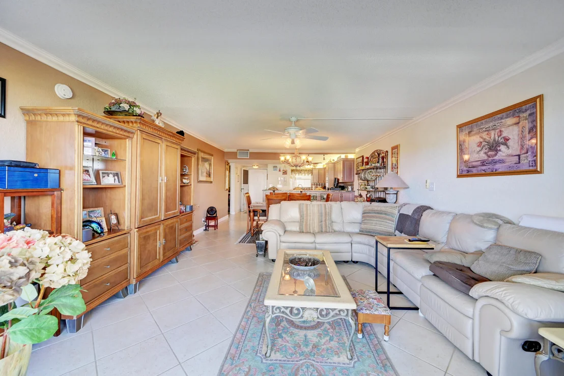 Photo of Unit 708 at 401 Briny Avenue