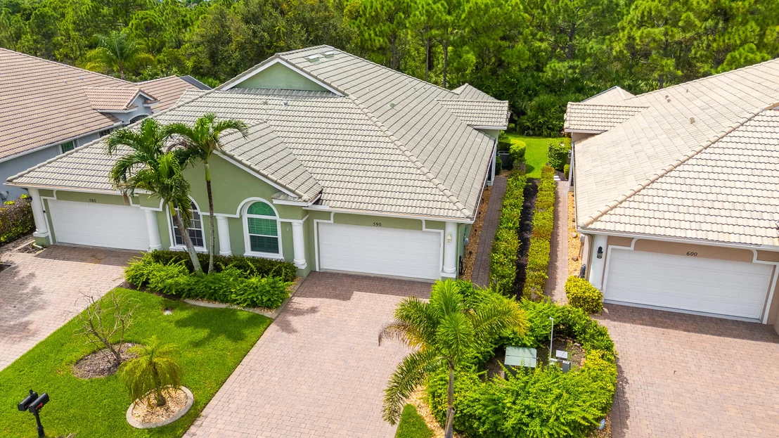 Photo of 590 NW Red Pine Way