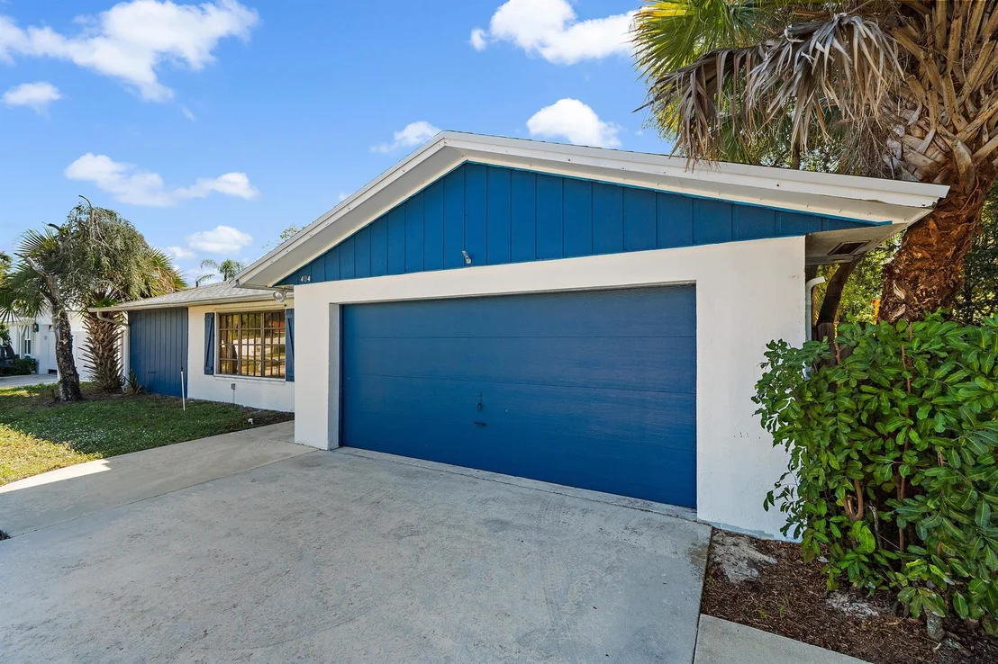 Photo of 404 Highwood Circle