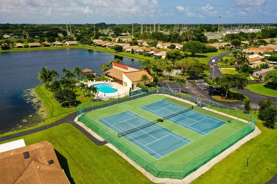 Photo of 5304 Mirror Lakes Boulevard