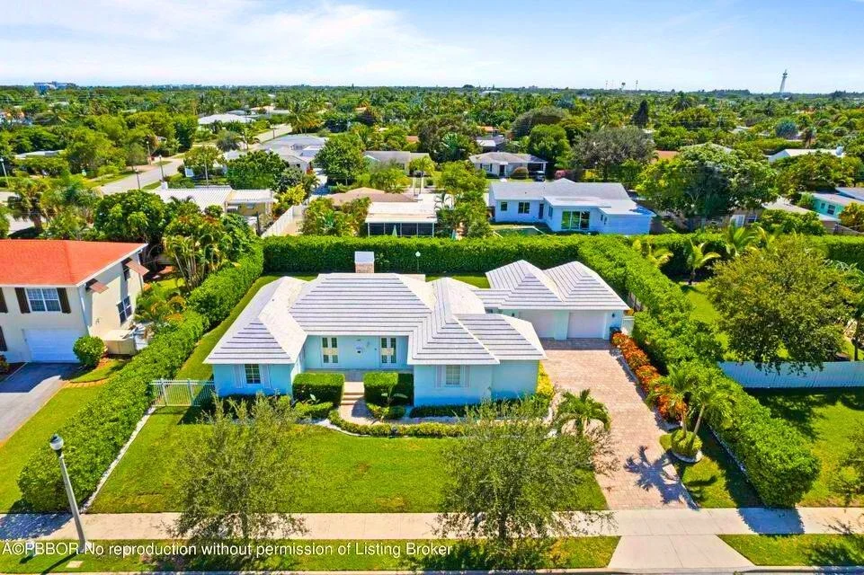 Photo of 322 Colonial Road