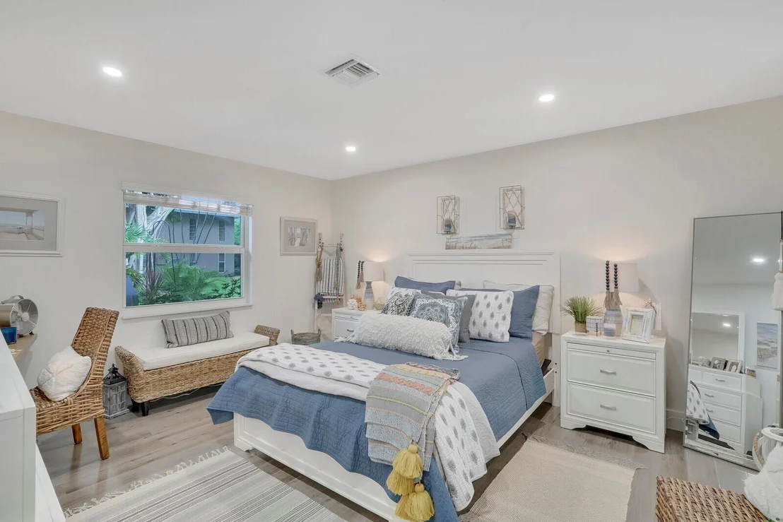 Photo of Unit B at 13734 Via Flora