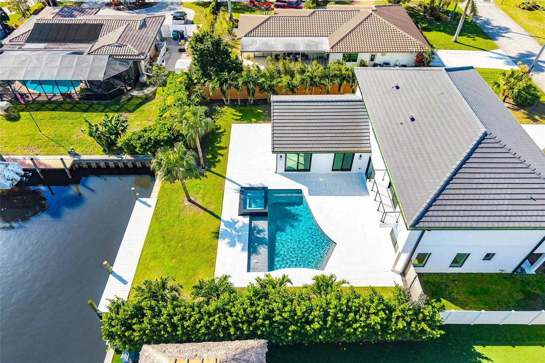 Photo of 8 LEEWARD Circle