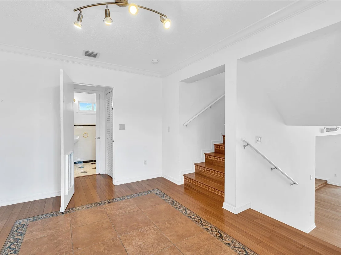 Photo of 518 N Riverside Drive