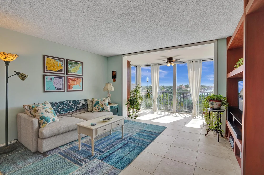 Photo of Unit UNIT405 at 2829 Florida Boulevard
