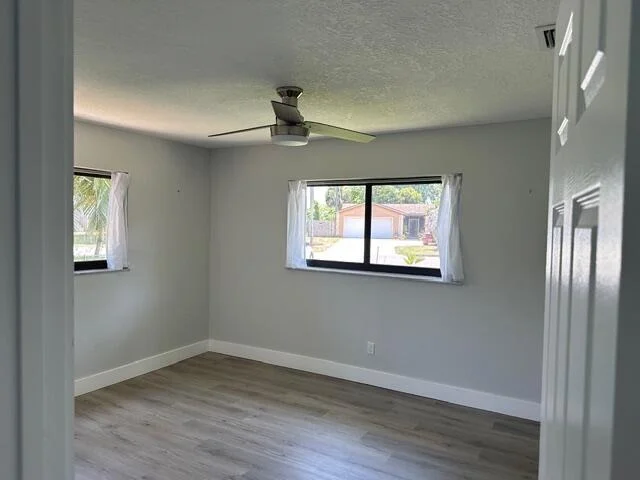 Photo of 907 SE Lake Street