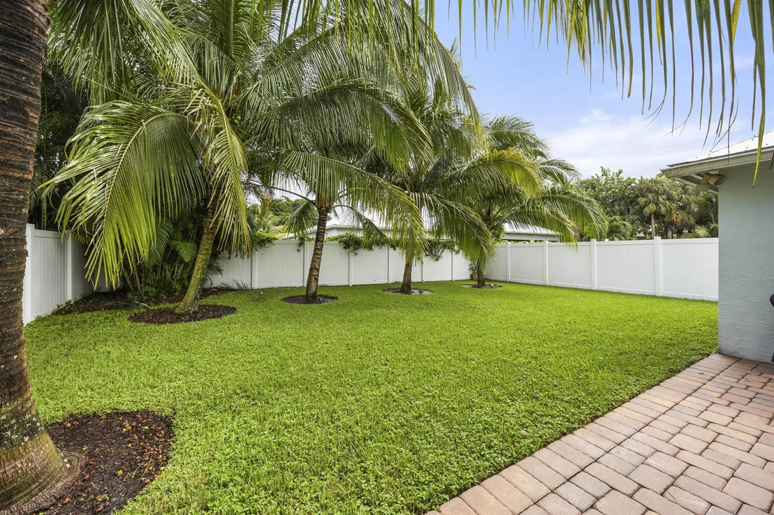 Photo of 17574 Cinquez Park Road E