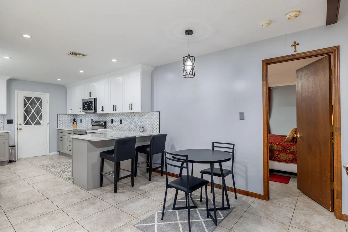 Photo of 8005 Lakeside Way