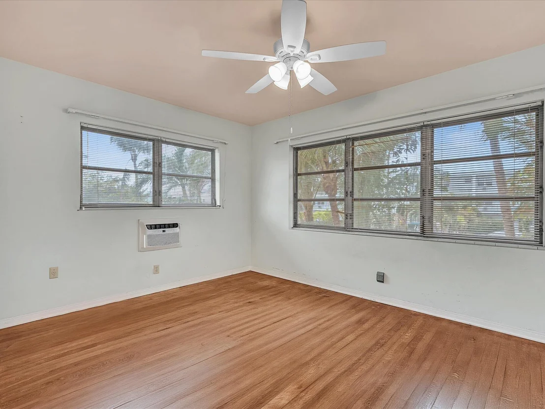 Photo of 702 S RIVERSIDE Drive