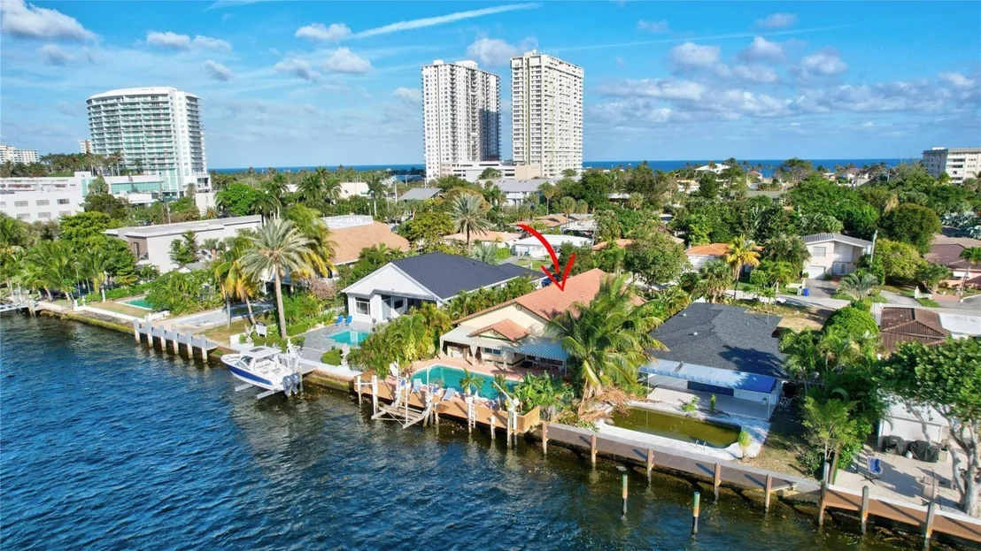 Photo of 305 S Riverside Drive