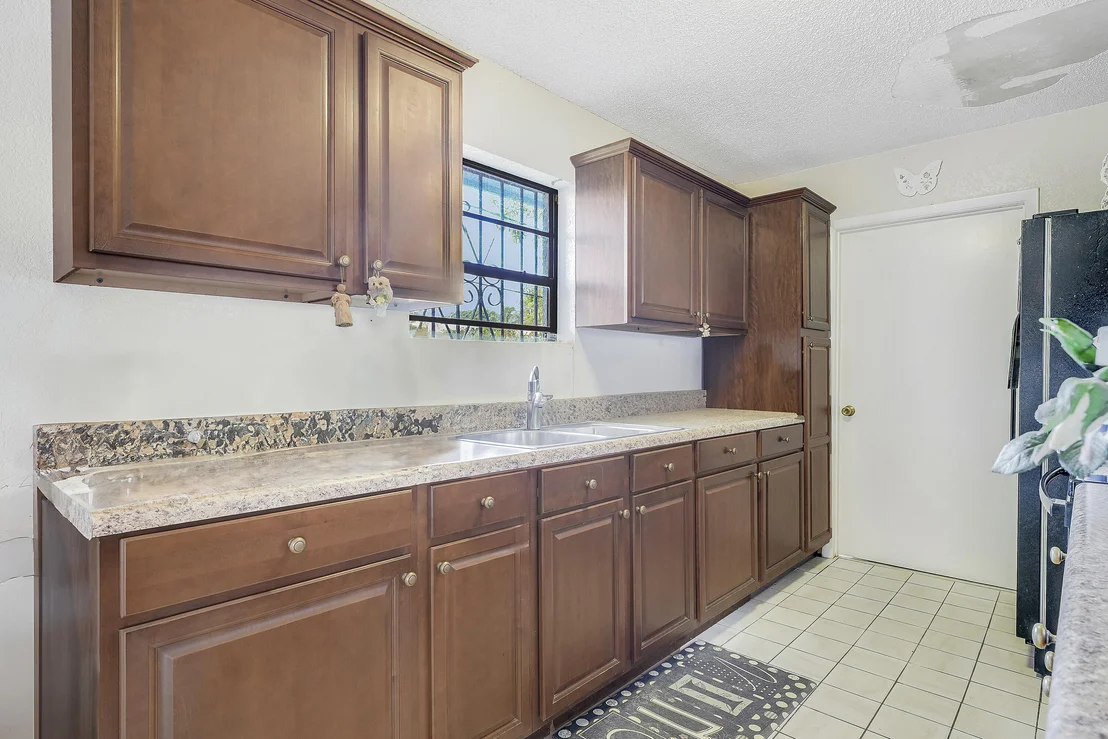 Photo of 2822 Summit Boulevard