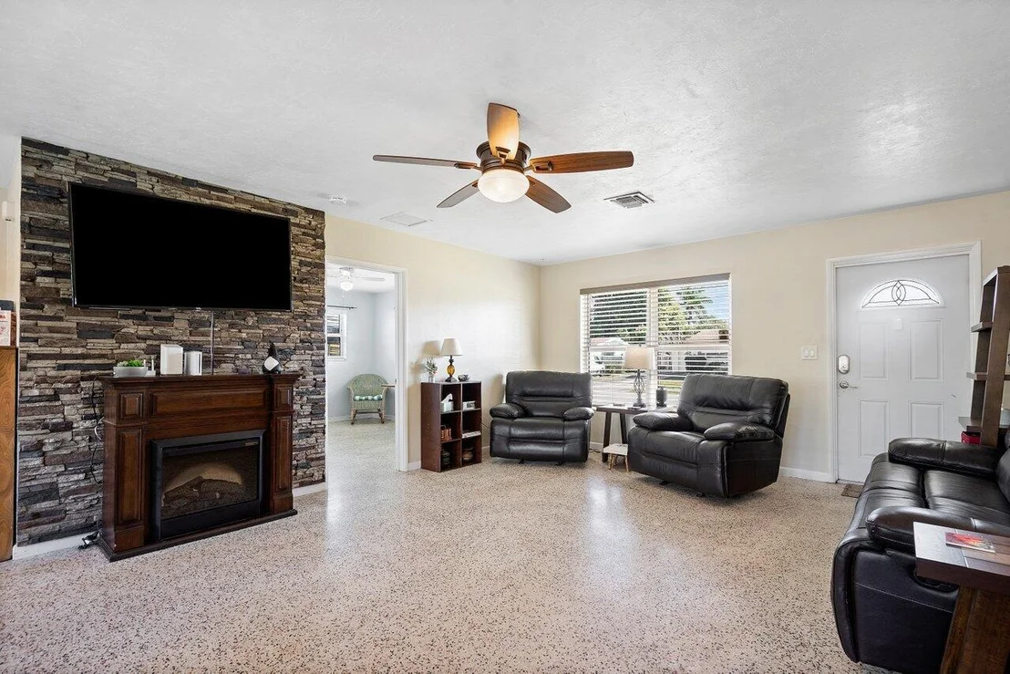 Photo of 1413 Crest Drive