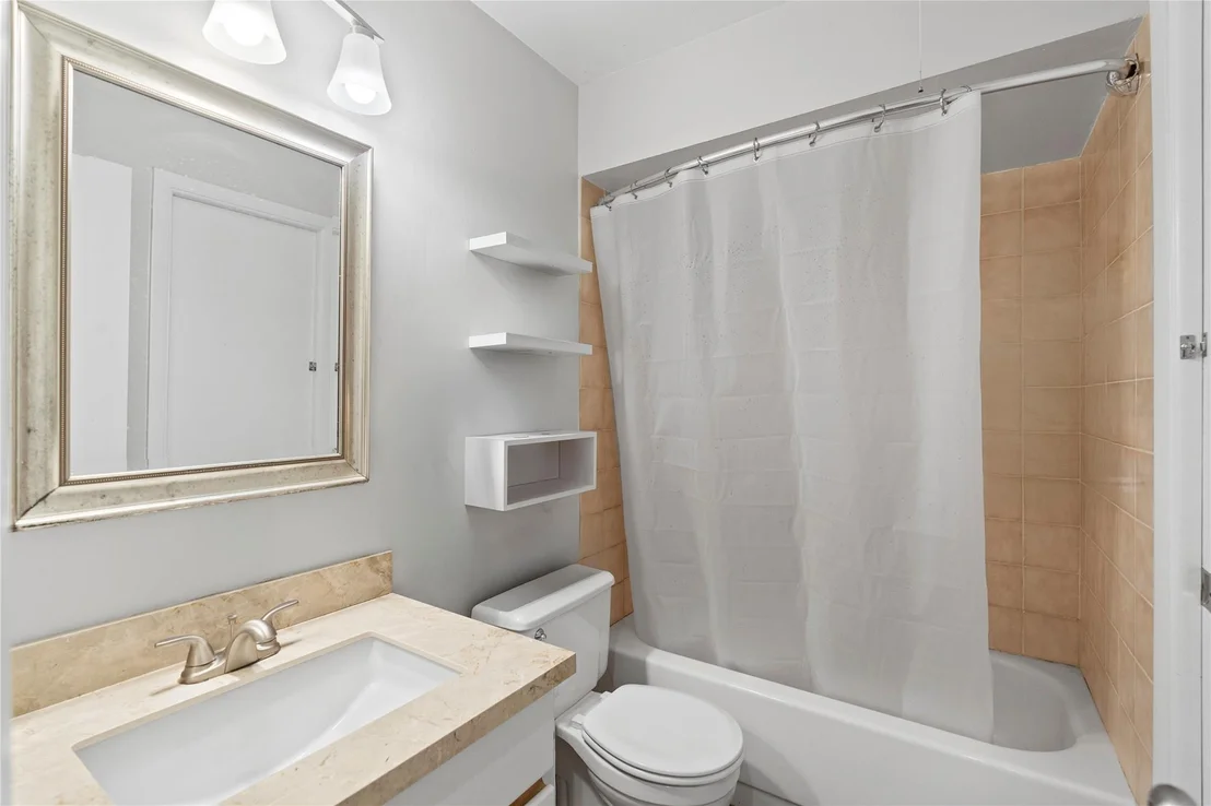Photo of 2177 Montpeliar