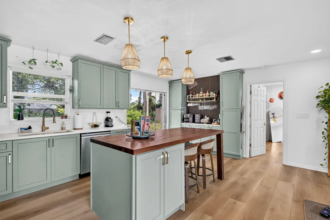 Photo of 902 SE OCEAN Avenue