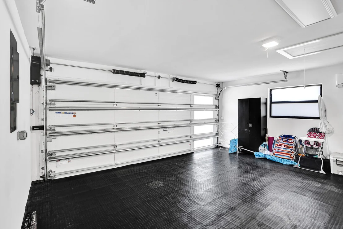 Photo of 933 Banyan Drive
