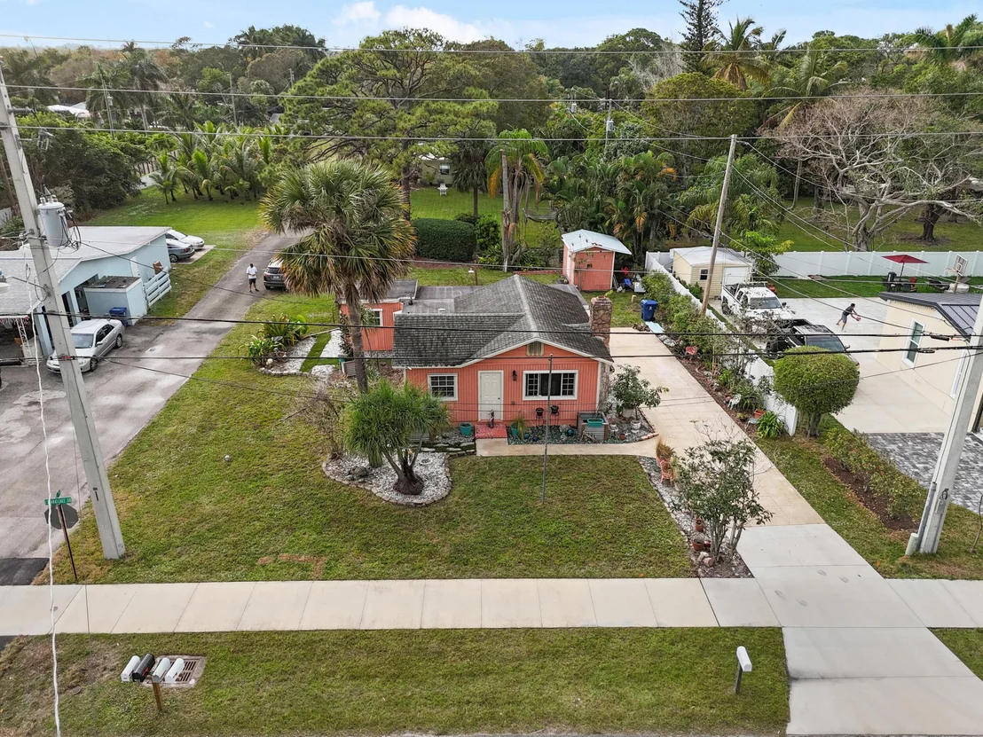 Photo of 302 N Loxahatchee Drive