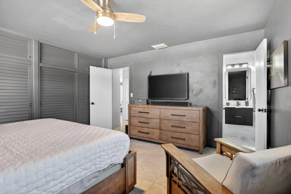 Photo of 1530 W River Drive