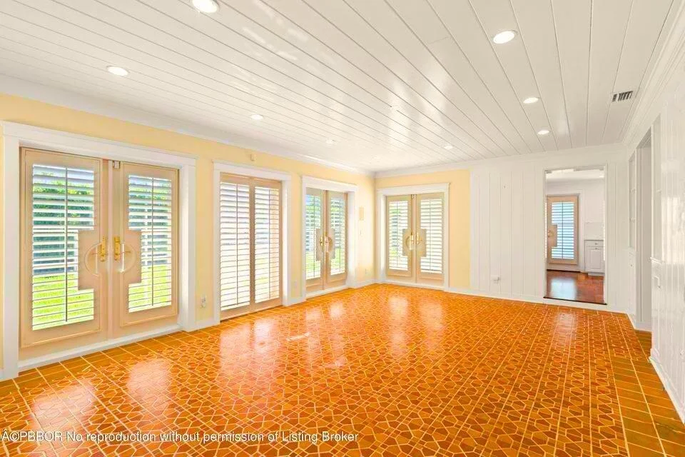 Photo of 322 Colonial Road