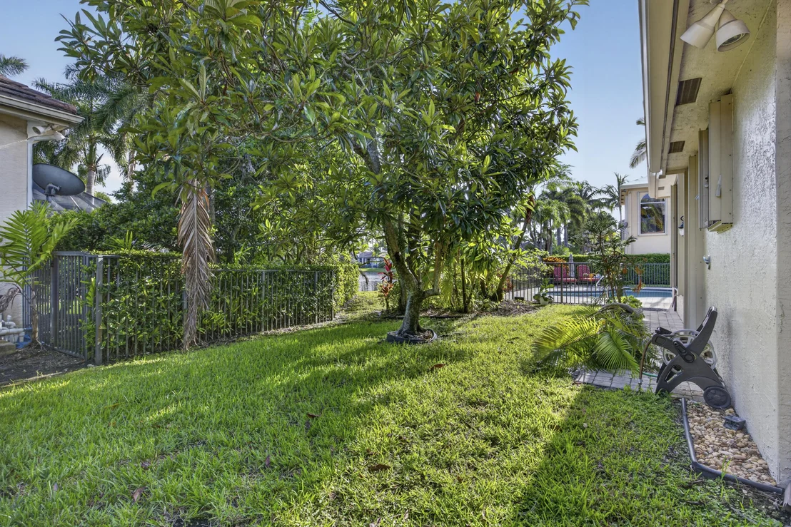 Photo of 10715 Versailles Boulevard