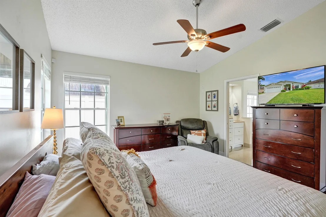 Photo of 6067 Hollywood Street