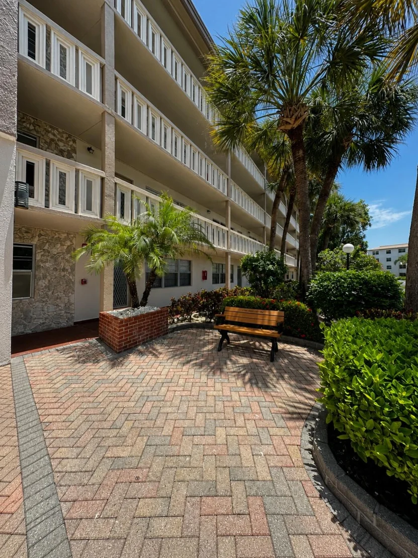 Photo of Unit F2 at 1901 Bermuda Circle