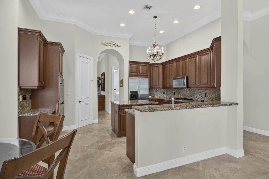 Photo of 10715 Versailles Boulevard