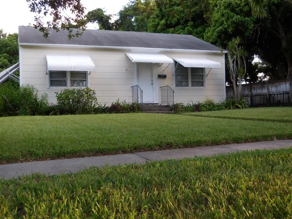 Photo of 830 Colonial Road