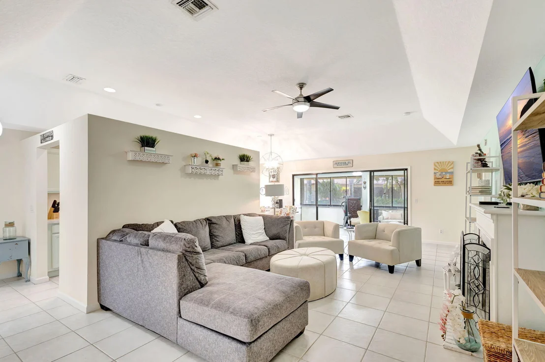 Photo of Unit D at 101 Half Moon Circle