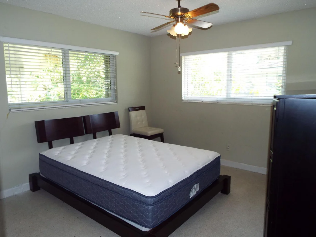 Photo of 490 SE 3rd Avenue