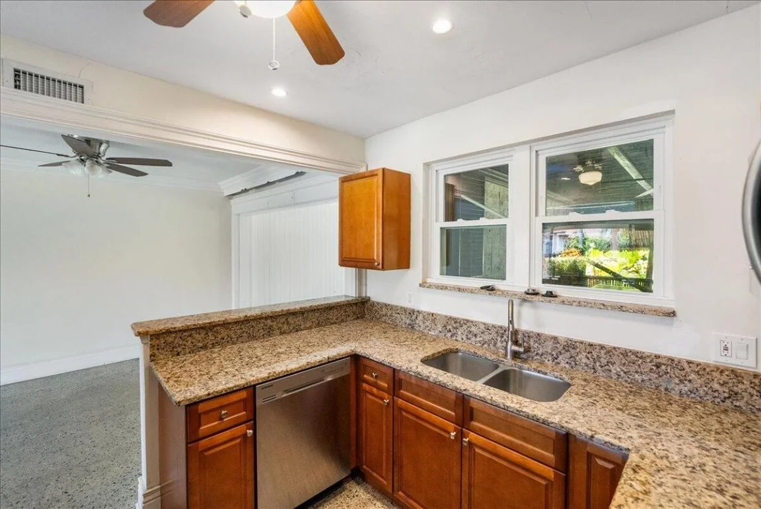 Photo of 804 SE Riverside Drive