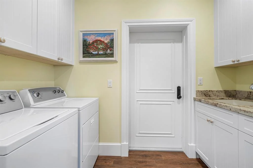 Photo of 550 Saturn Lane