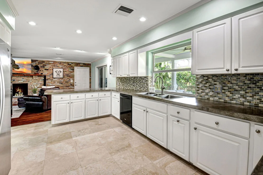 Photo of 827 South Road