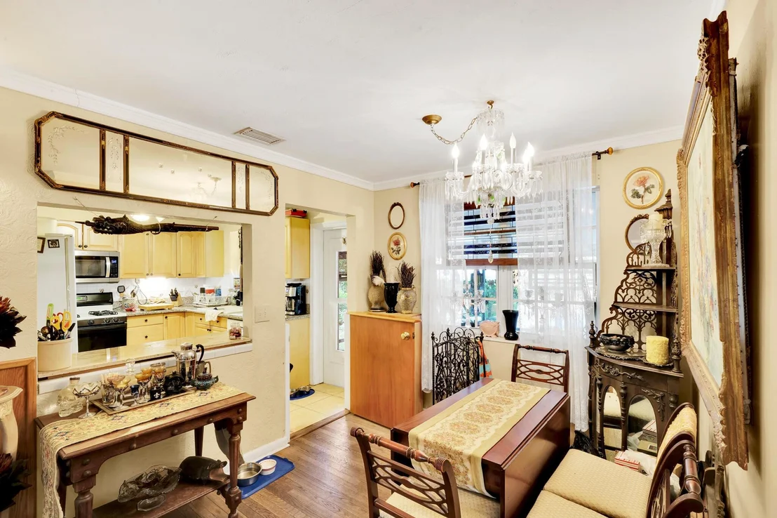 Photo of 910 Sylvan Lane