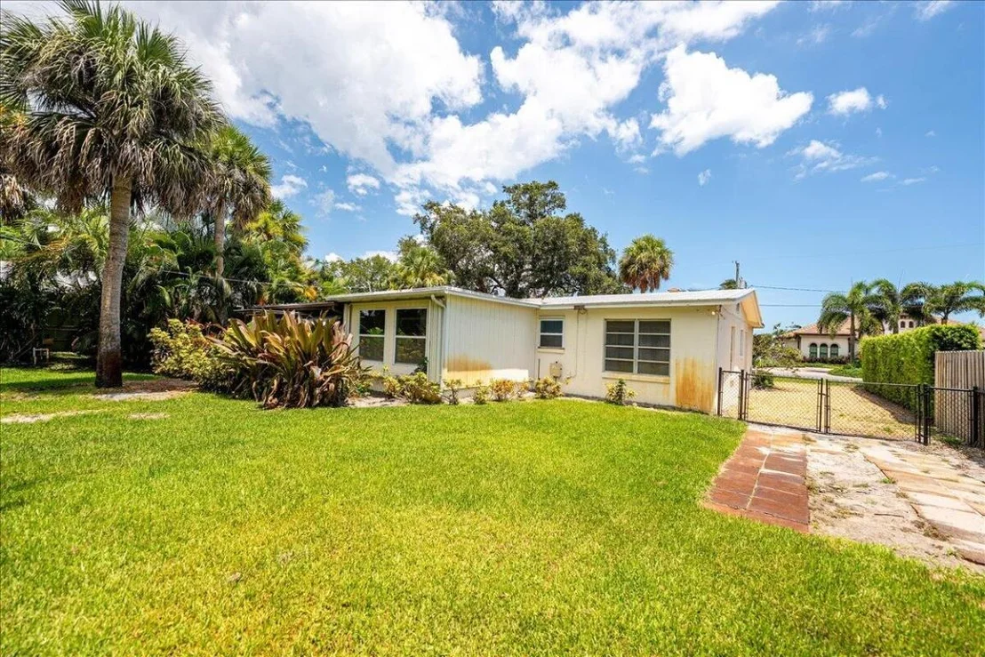 Photo of 804 SE Riverside Drive