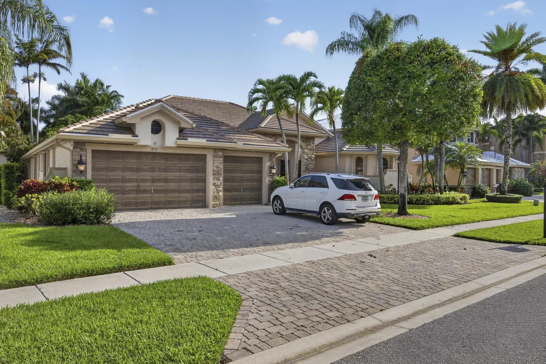 Photo of 10715 Versailles Boulevard