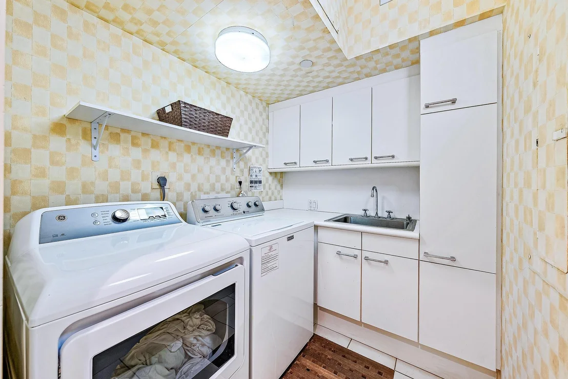 Photo of Unit N21 at 2 N Breakers Row